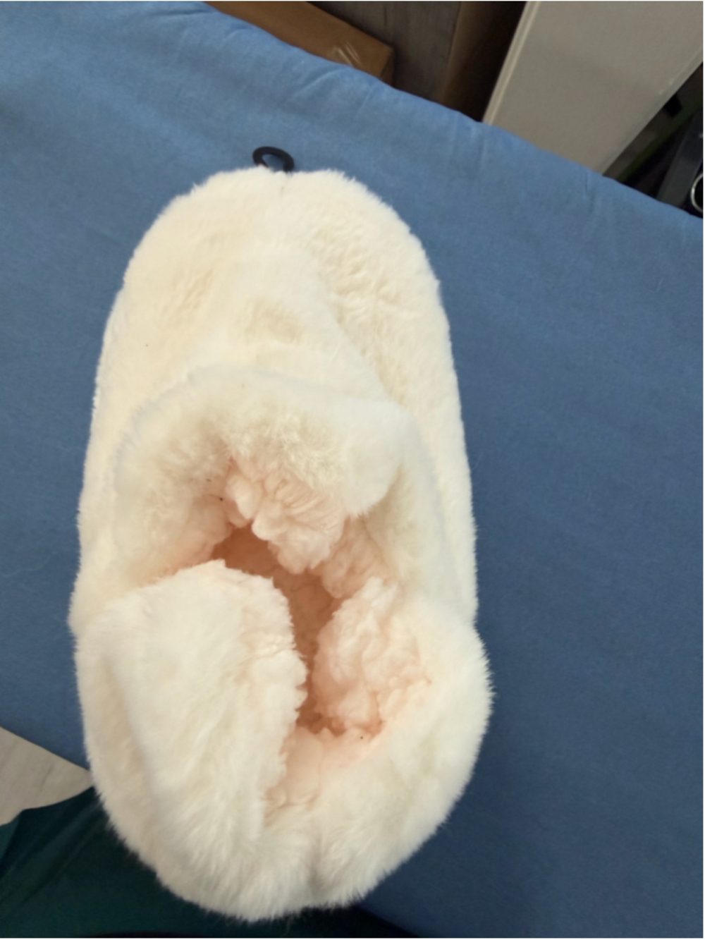 Women's Northeast Outfitters White Cozy Cabin Slippers Size 5-7.5